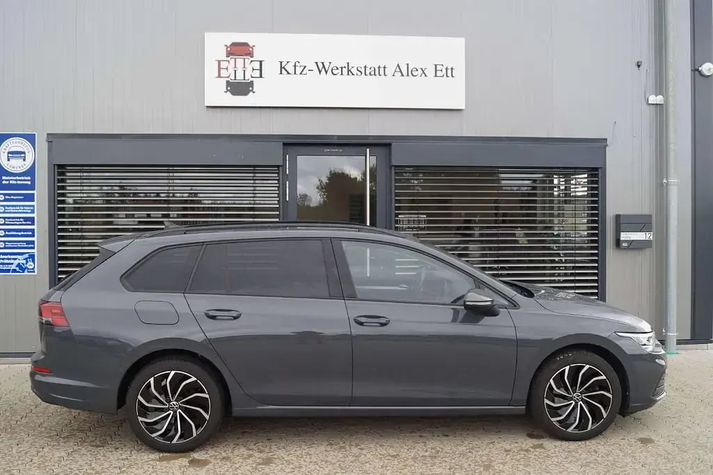 Gebraucht VW Golf VIII Life 116 PS (85 kW) 2023 Delfingrau metallic Kombi