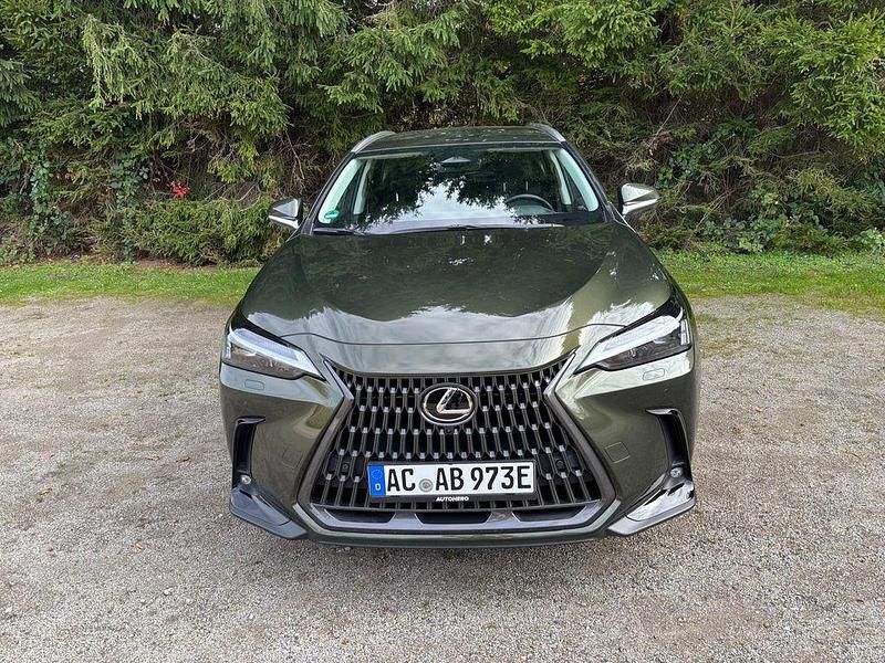 Grün Gebraucht 2022 Lexus NX450h+ E-FOUR Executive Line SUV | 46.550 € (Fairer Preis) - Bild 1/4
