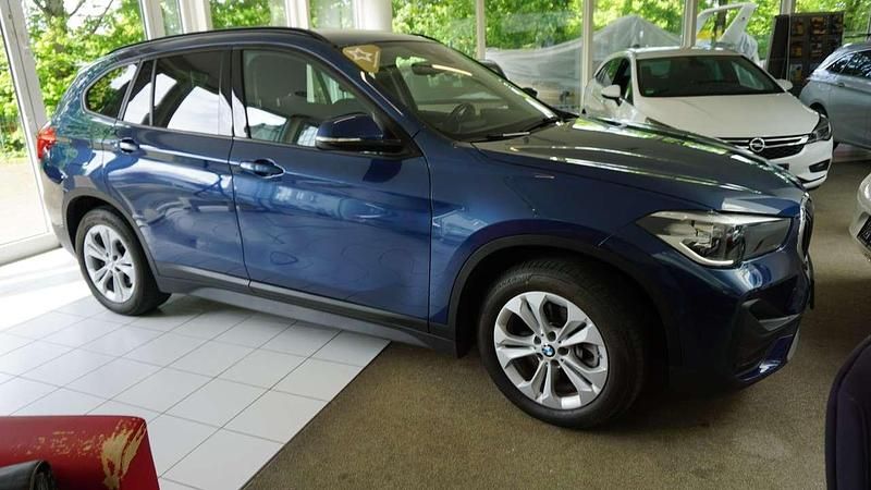 Phytonicblau metallic Gebraucht 2021 BMW X1 Advantage SUV | 27.700 € - Bild 1/4