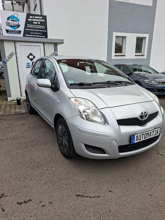 Silber Gebraucht 2009 Toyota Yaris Cool Limousine | 6.999 € (Fairer Preis) - Bild 1/4