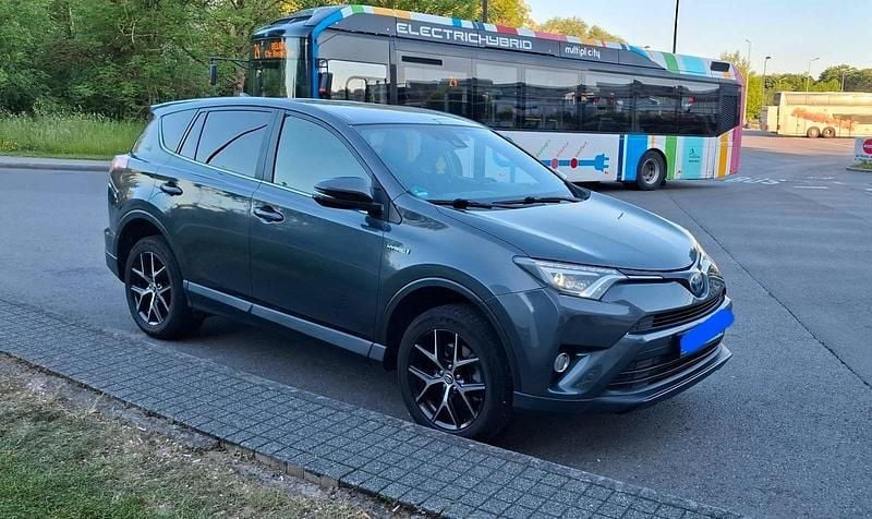 Grau Gebraucht 2017 Toyota RAV4 Hybrid Style SUV | 14.500 € (Guter Preis) - Bild 1/4