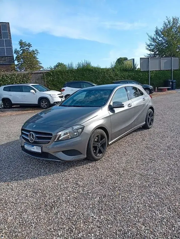 Gebraucht Mercedes A180 122 PS (89 kW) 2013 Grau Kleinwagen