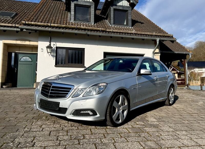 Silber Gebraucht 2010 Mercedes E250 Avantgarde Limousine | 12.100 € (Superpreis) - Bild 1/4