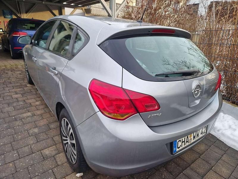 Gebraucht Opel Astra Edition 116 PS (85 kW) 2011 Silbersee/perl silber (m2) Kleinwagen