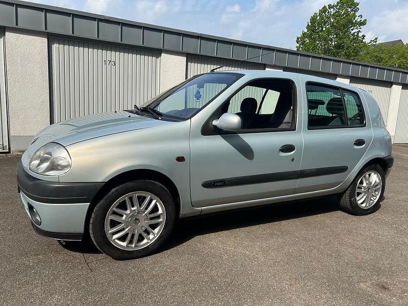 Second-hand Renault Clio II 75 CP (55 kW) 2000 Argintiu Hatchback