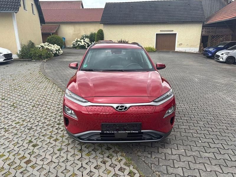 Gebraucht Hyundai Kona Trend 100 kW (136 PS) 2020 Rot SUV