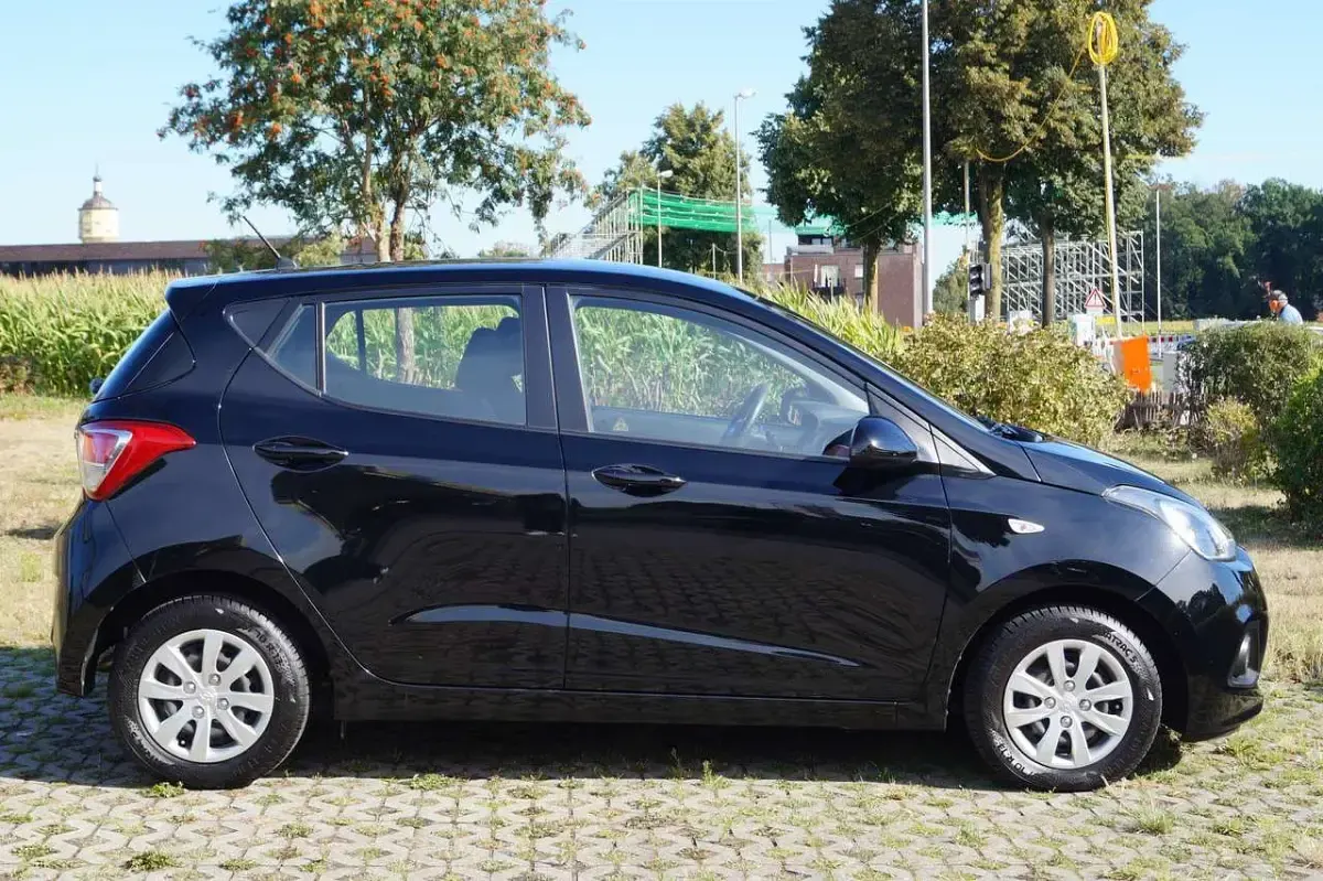 Gebraucht Hyundai i10 67 PS (49 kW) 2016 Schwarz Kleinwagen