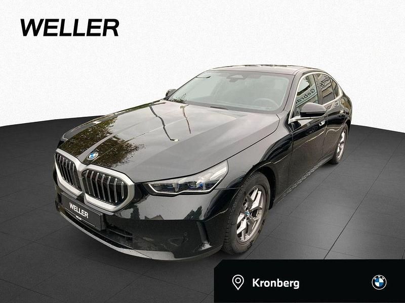 Saphirschwarz (schwarz) Gebraucht 2024 BMW 520 Comfort Edition Limousine | 44.900 € (Superpreis) - Bild 1/4