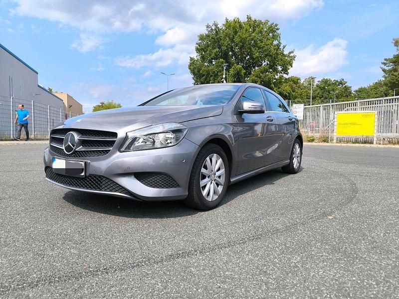 Grau Gebraucht 2015 Mercedes A180 Limousine | 11.900 € (Superpreis) - Bild 1/4