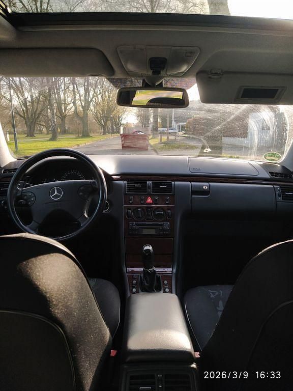 Gebraucht Mercedes E220 Classic 143 PS (105 kW) 2002 Blau Kombi