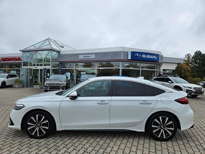 Platinum white pearl Gebraucht 2022 Honda Civic Elegance Limousine | 28.290 € (Fairer Preis) - Bild 1/4