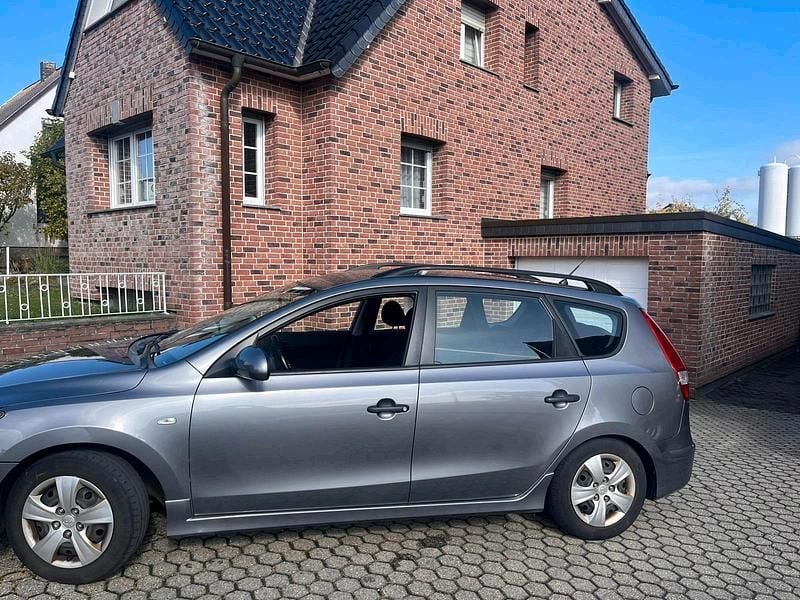 Grau Gebraucht 2011 Hyundai i30 Kombi | 2.950 € (Guter Preis) - Bild 1/4
