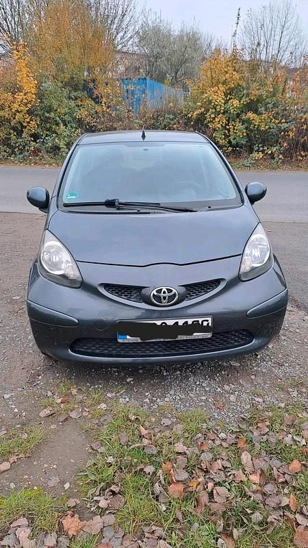 Grau Gebraucht 2008 Toyota Aygo Kleinwagen | 2.000 € (Fairer Preis) - Bild 1/4