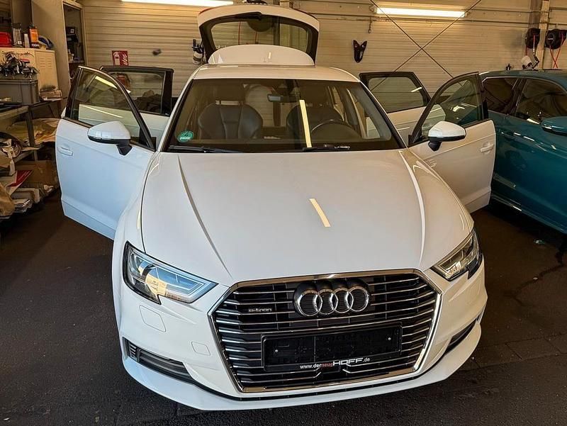 Weiß Gebraucht 2018 Audi A3 Sportback e-tron Sport Limousine | 18.575 € (Fairer Preis) - Bild 1/4
