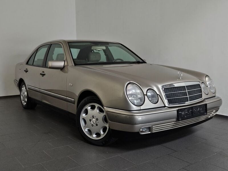Gold Gebraucht 1996 Mercedes E320 Elegance Limousine | 7.999 € - Bild 1/4