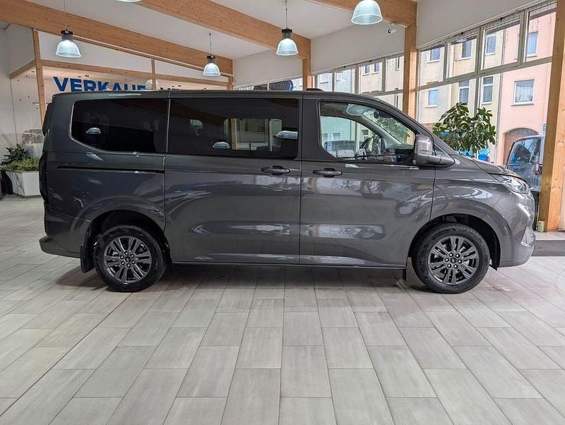 Neu Ford Tourneo Titanium 150 PS (110 kW) 2025 Grau Van / Kleinbus