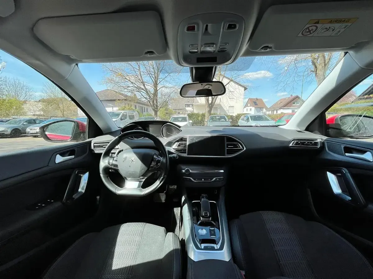 Gebraucht Peugeot 308 Allure 131 PS (96 kW) 2019 Rot Kombi