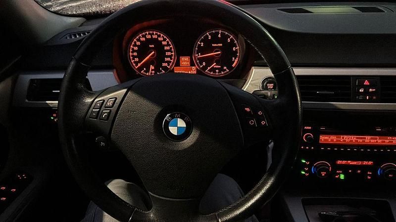 Gebraucht BMW 320 170 PS (125 kW) 2011 Schwarz Kombi
