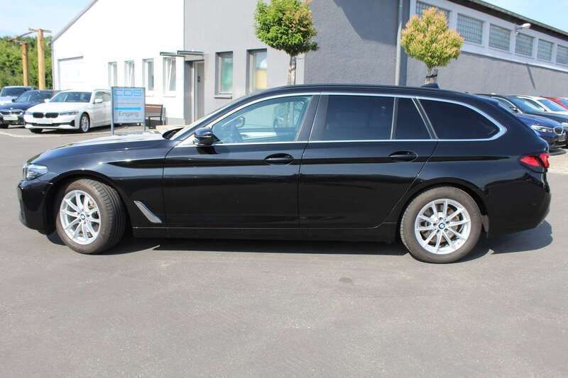 Saphirschwarz Gebraucht 2023 BMW 520 Sport Line Kombi | 39.980 € (Fairer Preis) - Bild 1/4