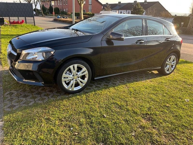 Second-hand Mercedes A200 156 CP (114 kW) 2015 Negru Berlinǎ