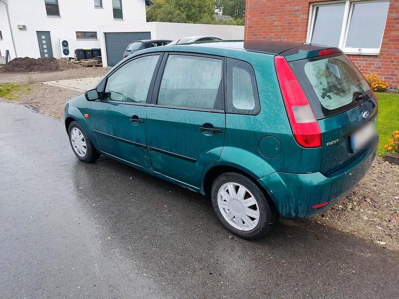 Grün Gebraucht 2002 Ford Fiesta Kleinwagen | 1.100 € (Fairer Preis) - Bild 1/4