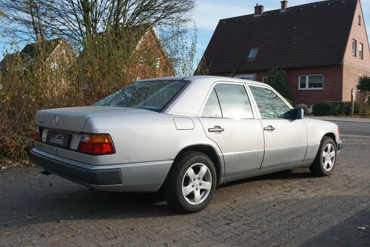 Gebraucht Mercedes E220 150 PS (110 kW) 1992 Silber Limousine