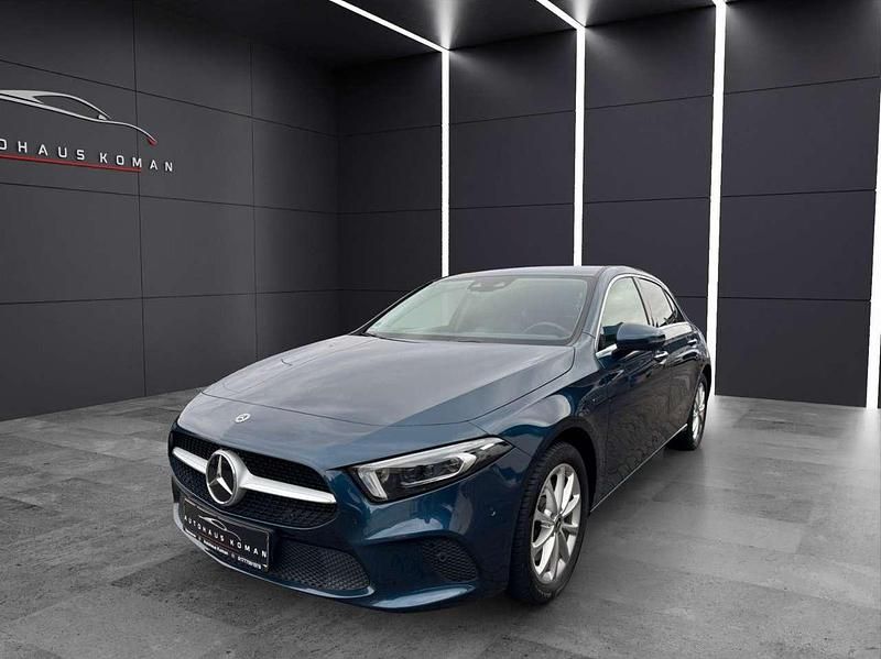 Blau Gebraucht 2020 Mercedes A250 Limousine | 23.300 € (Guter Preis) - Bild 1/4