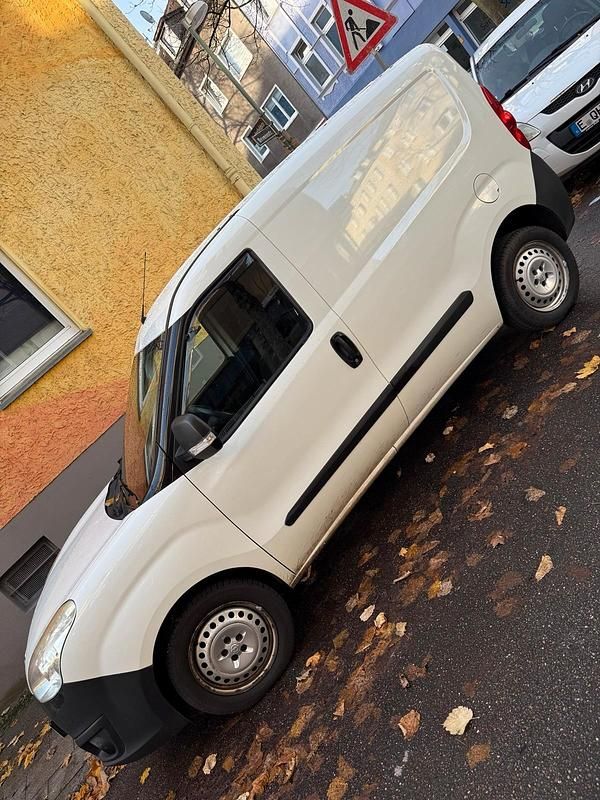 Weiß Gebraucht 2013 Opel Combo Van / Kleinbus | 4.300 € (Fairer Preis) - Bild 1/4