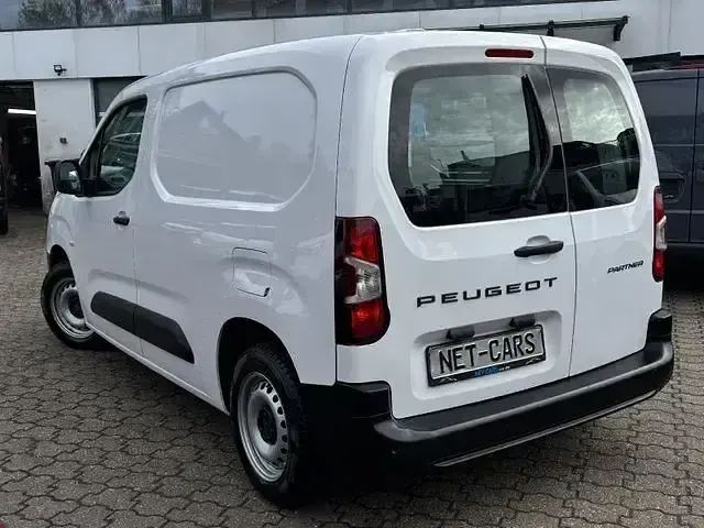 Gebraucht Peugeot Partner 131 PS (96 kW) 2025 Weiß Van / Kleinbus