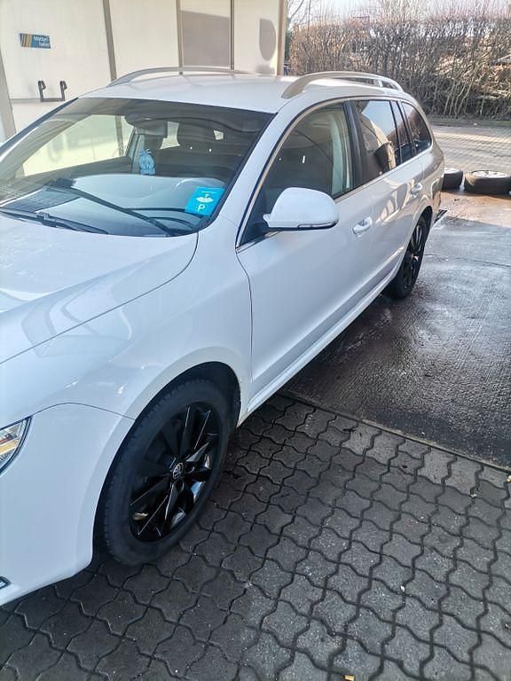 Gebraucht Skoda Superb Ambition 170 PS (125 kW) 2011 Weiß Kombi