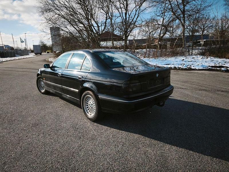 Gebraucht BMW 520 136 PS (100 kW) 2000 Schwarz Limousine