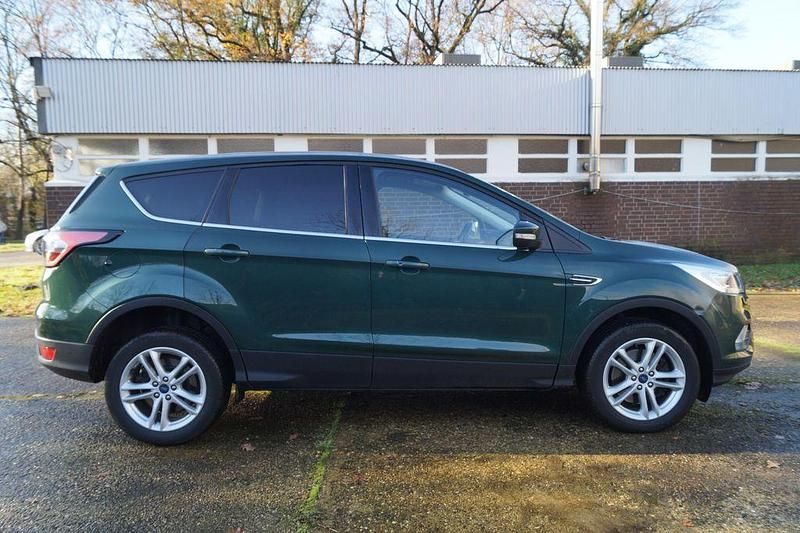 Grün Gebraucht 2018 Ford Kuga Titanium SUV | 10.500 € (Superpreis) - Bild 1/4