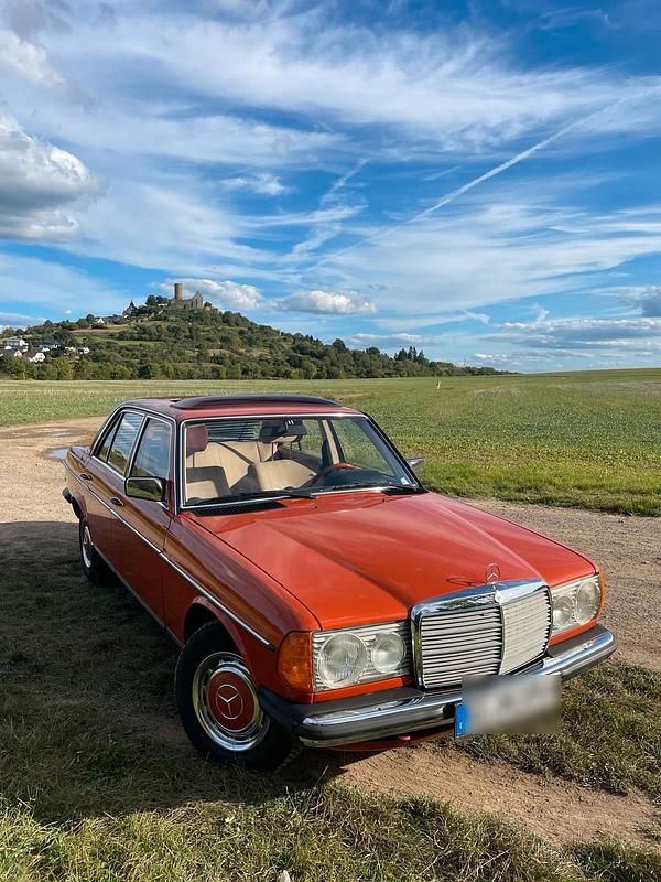 Orange Gebraucht 1978 Mercedes E230 Limousine | 14.999 € - Bild 1/4