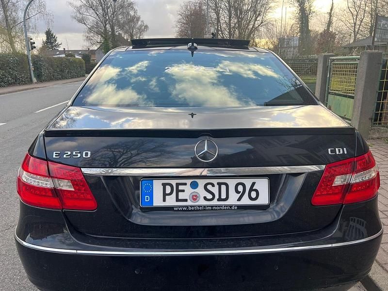 Second-hand Mercedes E250 204 CP (150 kW) 2011 Negru Berlinǎ