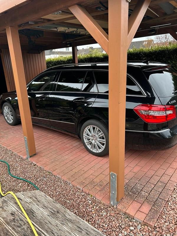 Gebraucht Mercedes E250 204 PS (150 kW) 2012 Schwarz Kombi