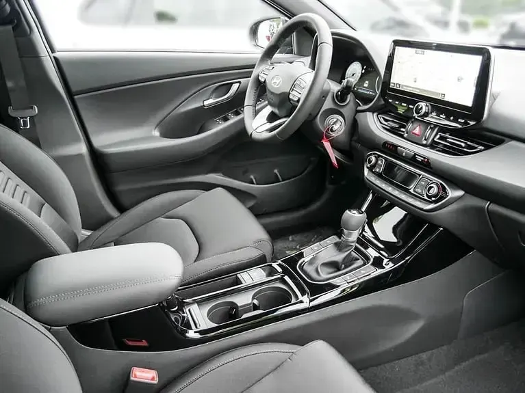 Neu Hyundai i30 Advantage 140 PS (102 kW) 2025 Grau Limousine