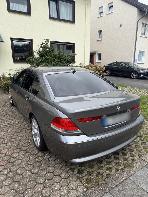 Grau Gebraucht 2004 BMW 735 Limousine | 6.999 € - Bild 1/4