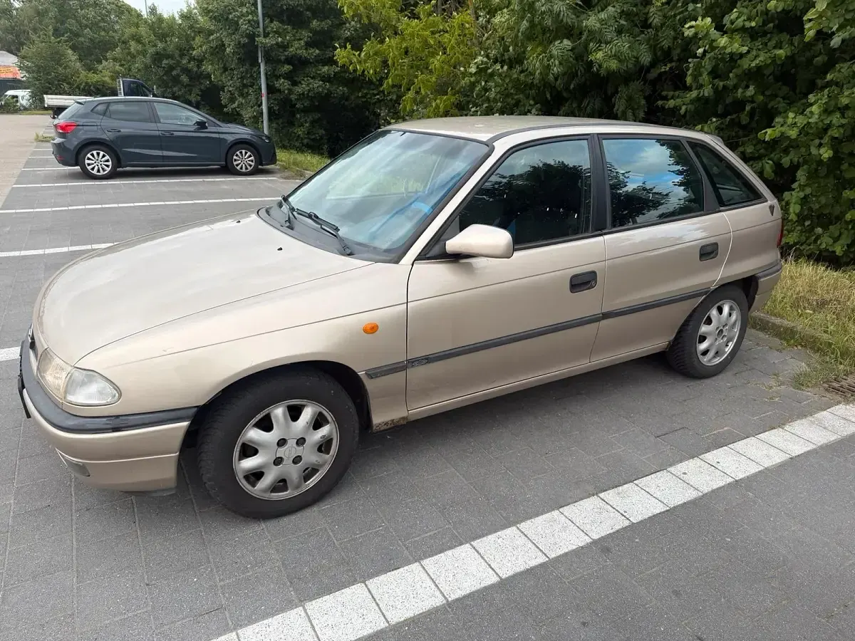 Gebraucht Opel Astra 75 PS (55 kW) 1997 Gold Limousine
