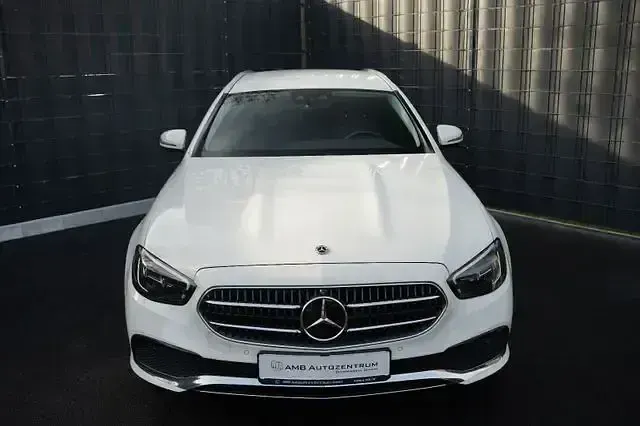 Używany Mercedes E300 194 KM (142 kW) 2022 Biały Sedan/Limuzyna
