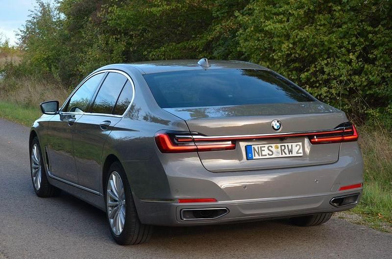 Grau Gebraucht 2021 BMW 730 Limousine | 44.400 € (Fairer Preis) - Bild 1/4
