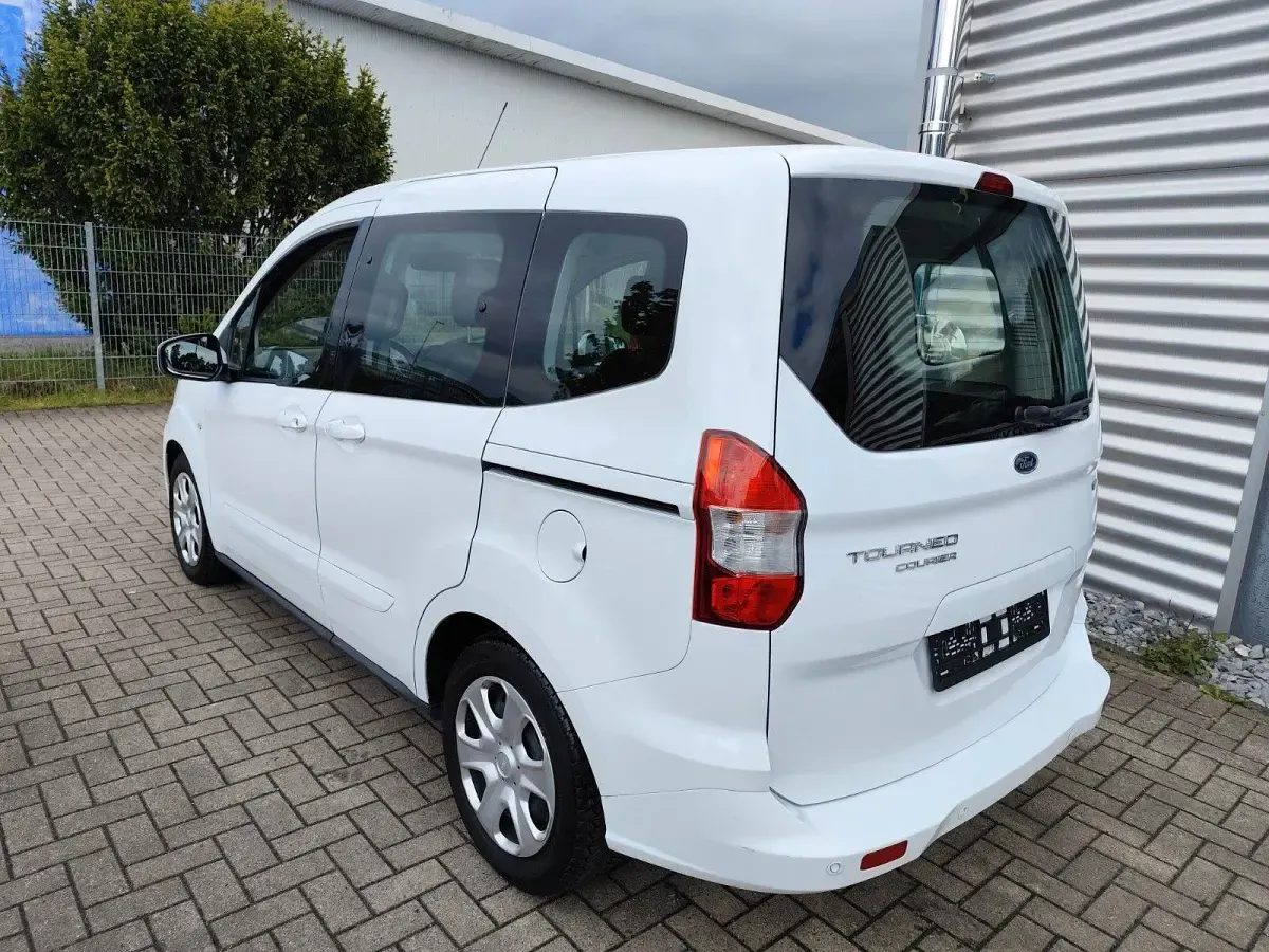 Gebraucht Ford Tourneo Courier 101 PS (74 kW) 2018 Weiß Van / Kleinbus