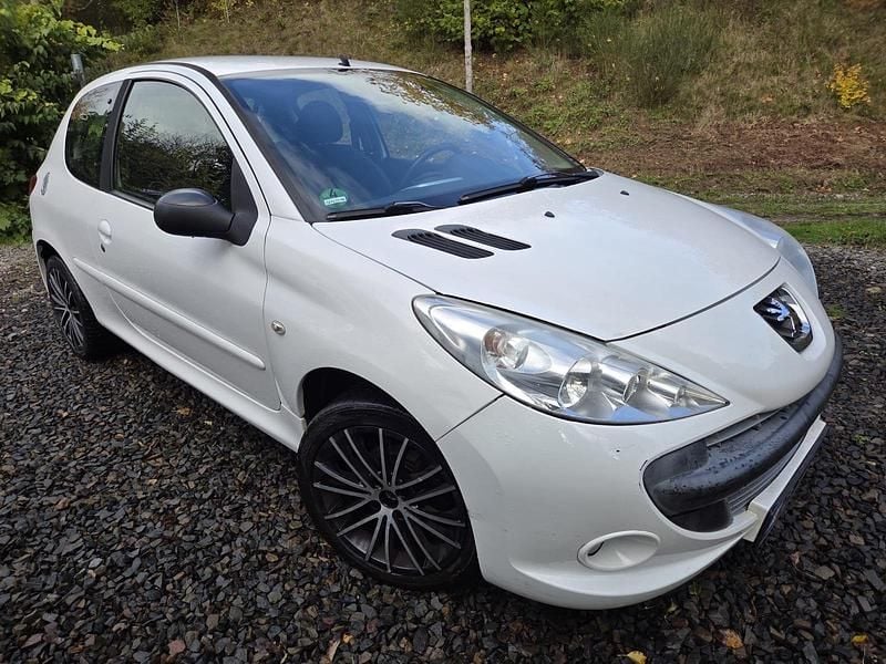 Weiß Gebraucht 2012 Peugeot 206+ Kleinwagen | 2.899 € (Guter Preis) - Bild 1/4