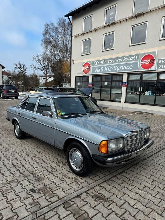Gebraucht Mercedes 230 136 PS (100 kW) 1983 Grau Limousine