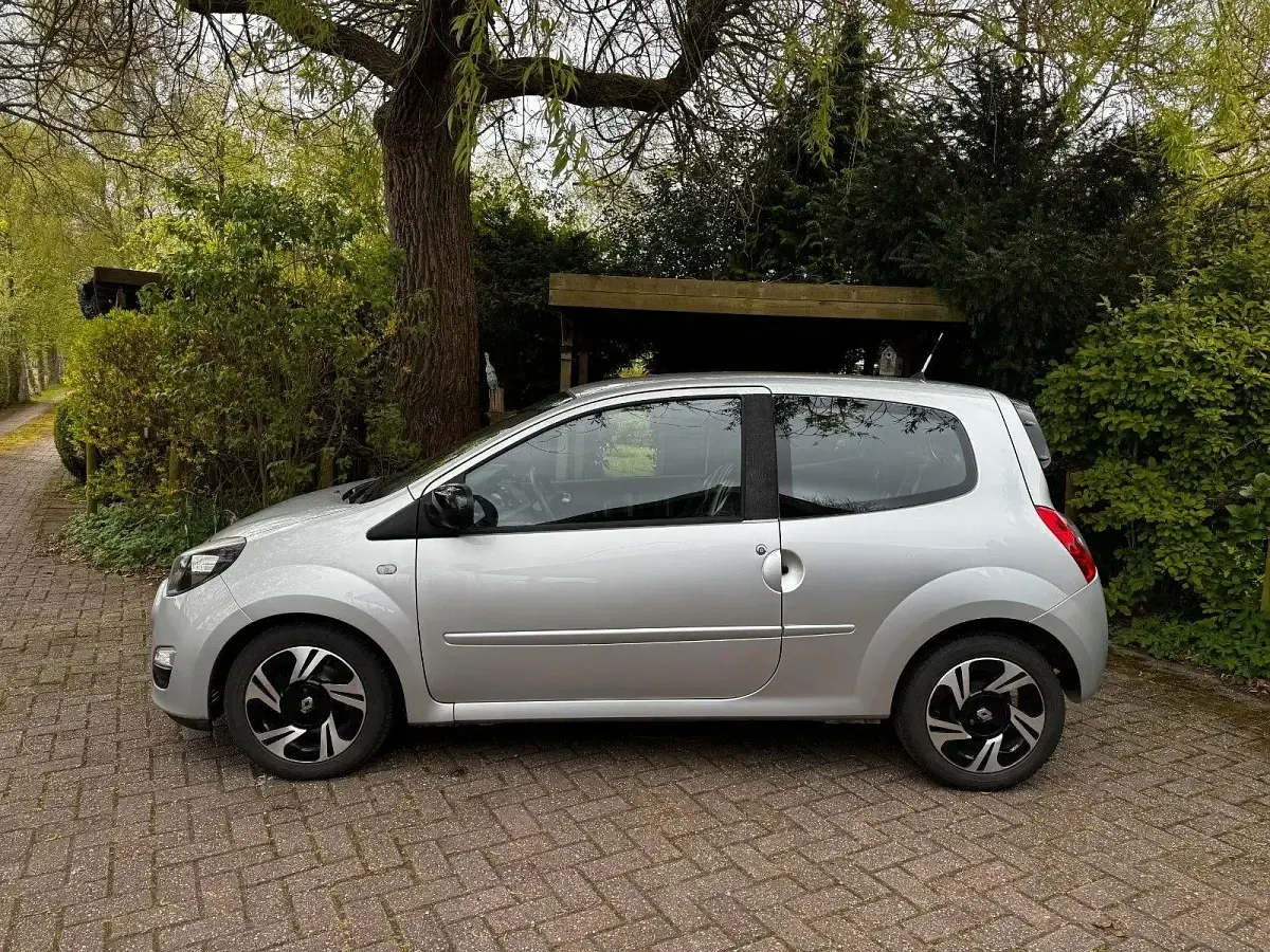 Gebraucht Renault Twingo Initiale Paris 75 PS (55 kW) 2014 Silber Kleinwagen