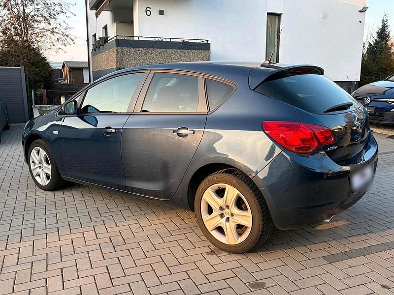 Gebraucht Opel Astra 140 PS (102 kW) 2011 Blau Limousine
