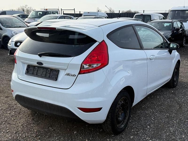 Gebraucht Ford Fiesta Trend 82 PS (60 kW) 2010 Weiß Kleinwagen