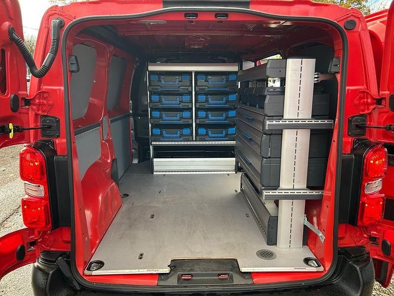 Rot Gebraucht 2021 Opel Vivaro Van | 17.900 € (Guter Preis) - Bild 1/4