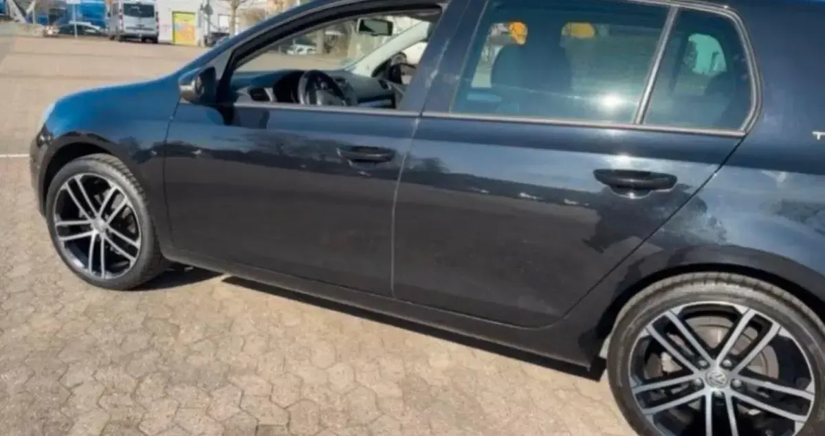 Gebraucht VW Golf VI Team 105 PS (77 kW) 2010 Schwarz Kleinwagen