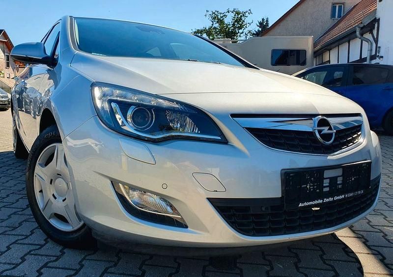 Silber Gebraucht 2011 Opel Astra Innovation Limousine | 4.999 € (Superpreis) - Bild 1/4