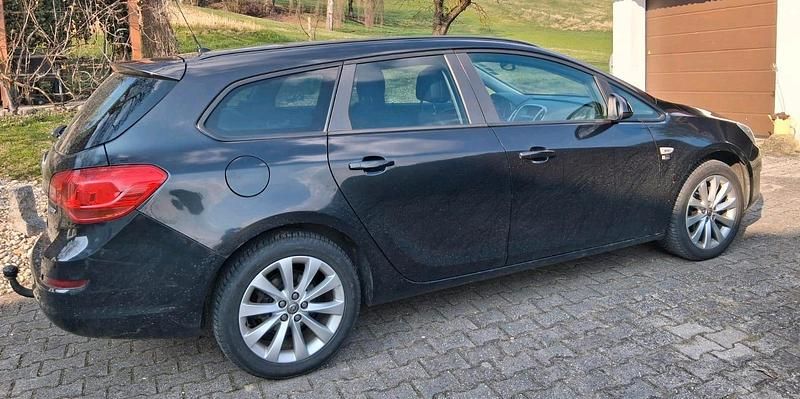 Usata Opel Astra 140 CV (102 kW) 2012 Nero Station wagon